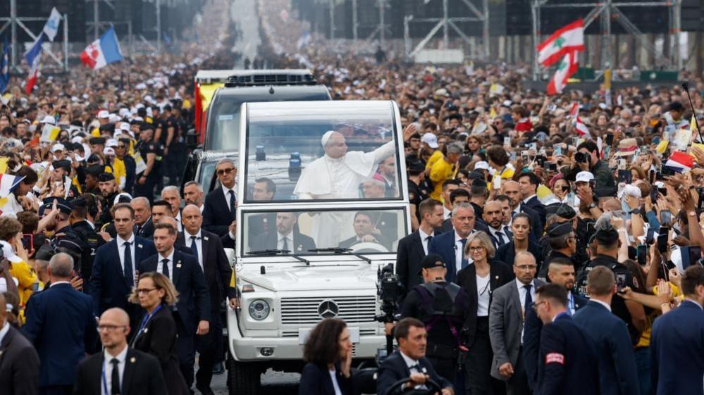 Huge crowds greet Pope in Paris for open air Mass