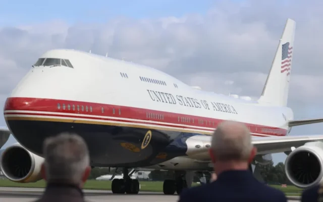 White House bars CNN from travelling with Trump on Air Force One