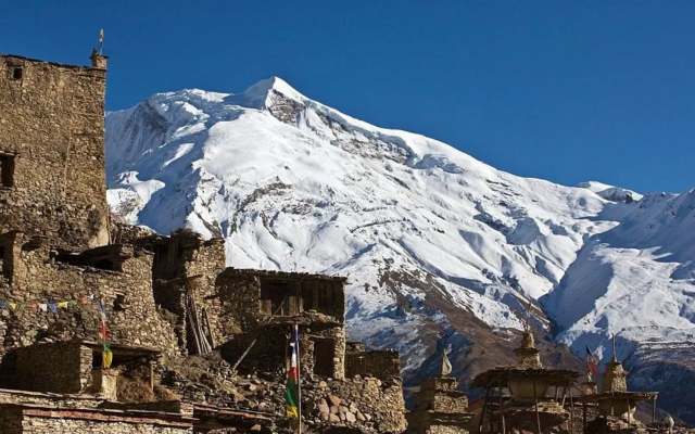 Ten climbers missing after avalanche hits Himalayan base camp