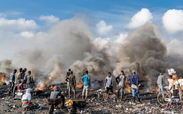 Breathing Poison: Toxic smoke from Agbogbloshie e waste burning still making workers sick