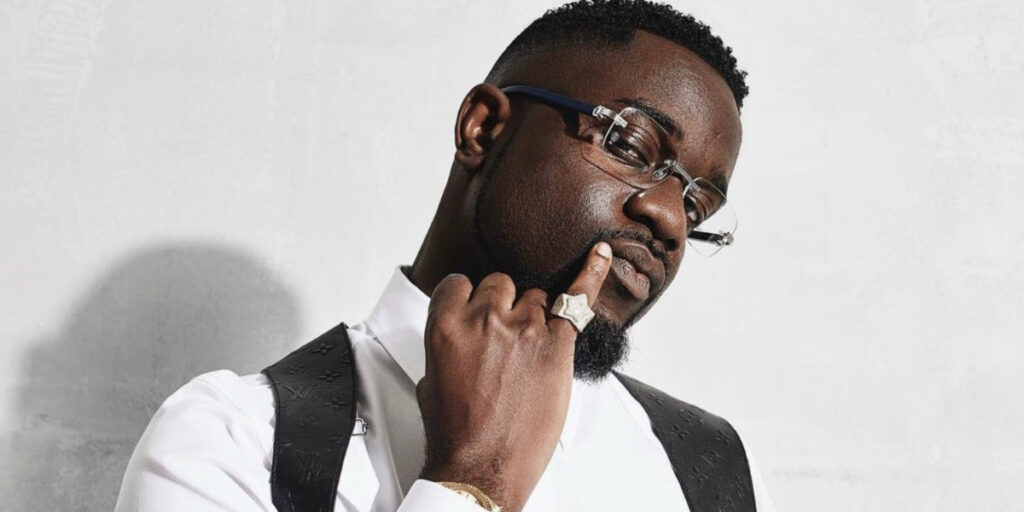 Billionaires fund Nigerian artists – Sarkodie