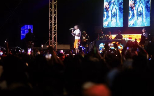 Shatta Wale performs Stonebwoy’s ‘Putuu ’, preaches unity among artistes and fans