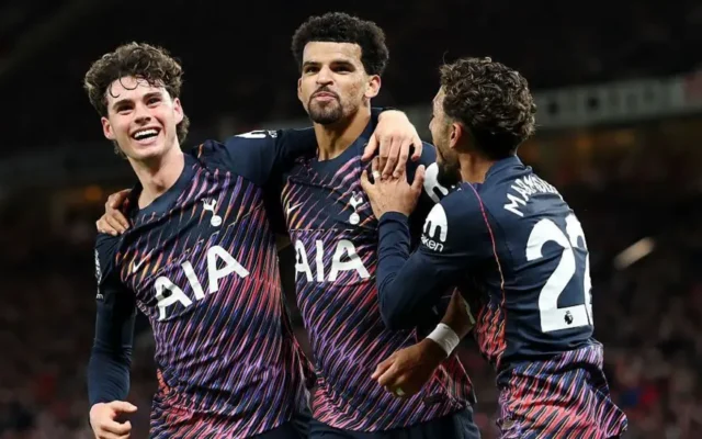 Late Solanke strike salvages 10 man Spurs draw at Man United