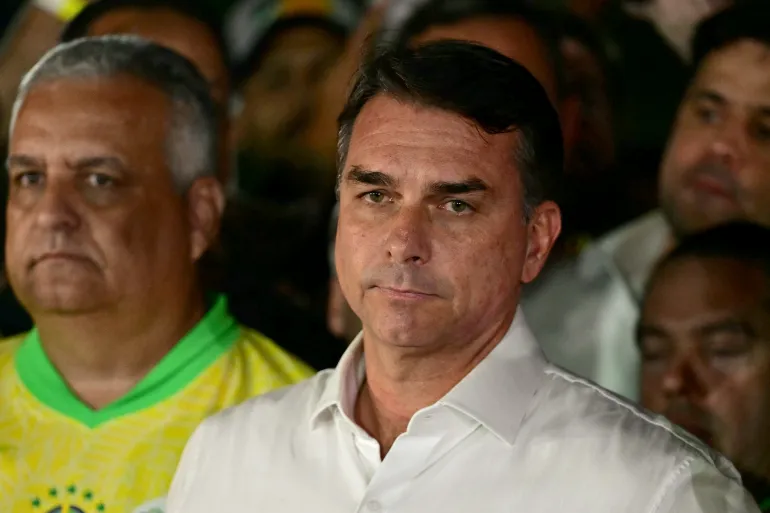 Flávio Bolsonaro denies fleeing Brazil after landing in Miami