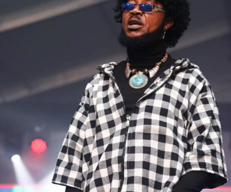 Antwi HiMight thrills fans with Antwi ne Antwi hits at Adom FM’s Y2K Jam [Video]