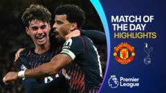 Solanke scores in added time as 10 man Spurs draw with Man Utd