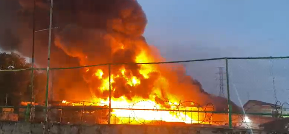 Fire destroys mattress showroom at Sokoban in Kumasi