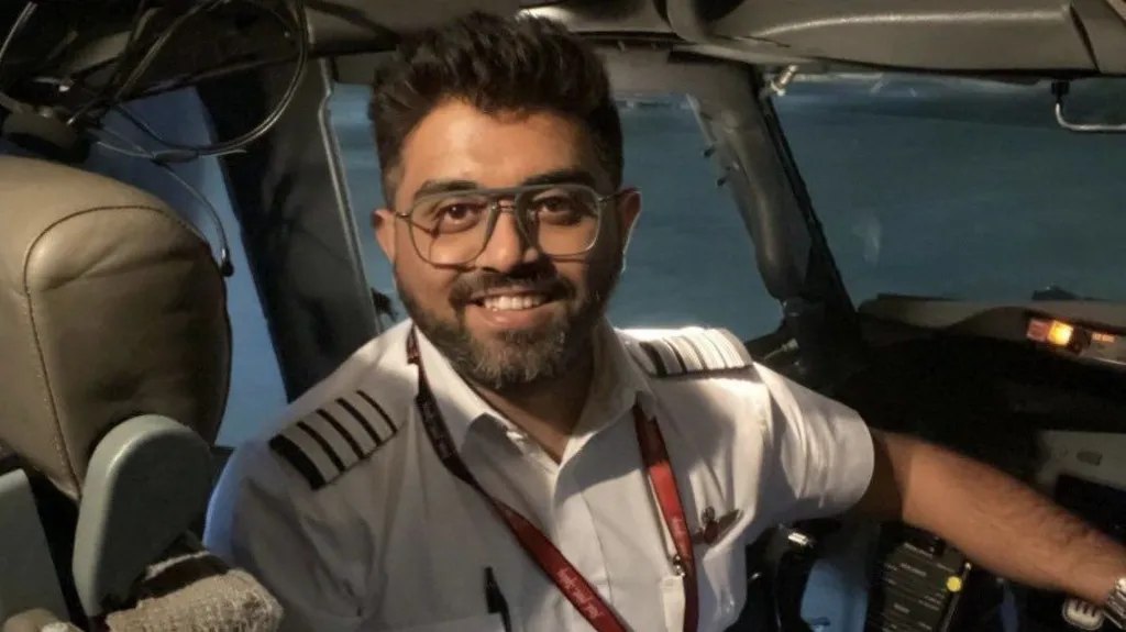 Who is the ‘hero’ Indian pilot who was stabbed on Israel bound flight?