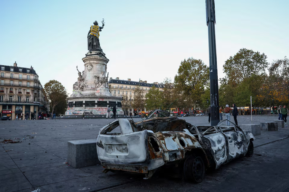 France wants curfews in some areas after weekend of riots