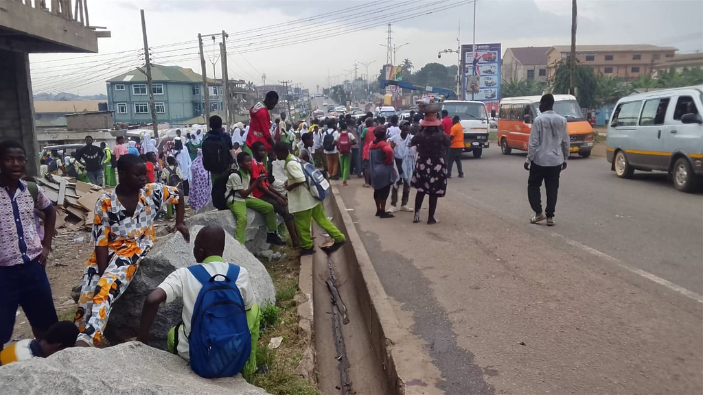 Residents, school authorities demand footbridge at Aboabo after van killed 4 pupils