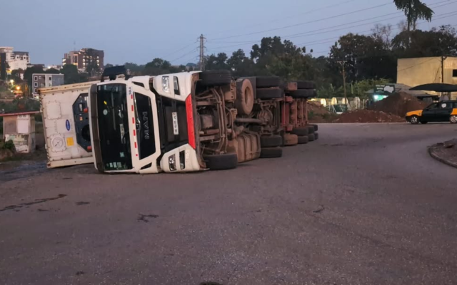 Trailer carrying cabbage overturns at Ahodwo Roundabout, driver injured