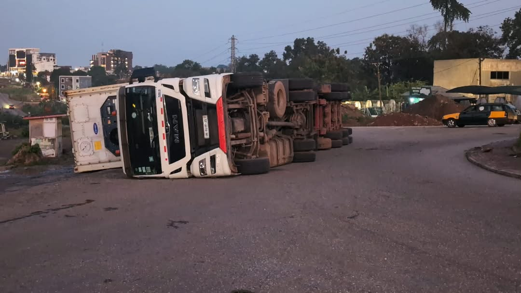 Trailer carrying cabbage overturns at Ahodwo Roundabout, driver injured