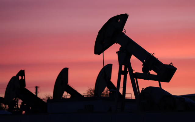 Oil rises slightly as market weighs mixed supply signals