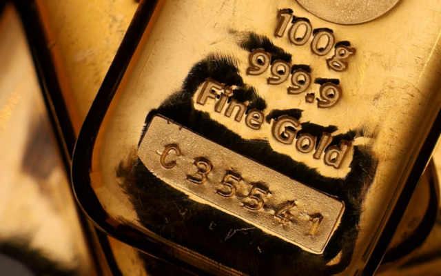 Gold edges lower with focus on Fed minutes, rate path clues