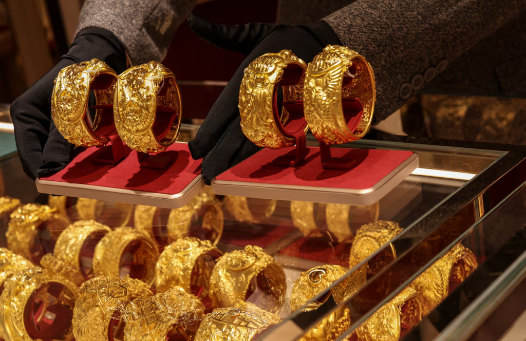 Gold slips before US payrolls data, set for second weekly loss