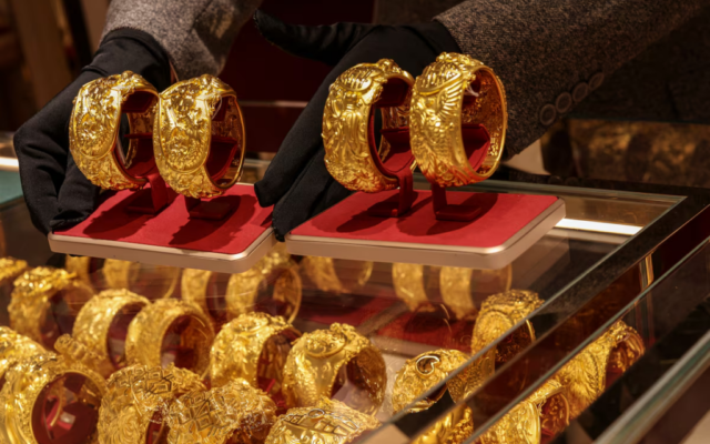 Gold slips before US payrolls data, set for second weekly loss